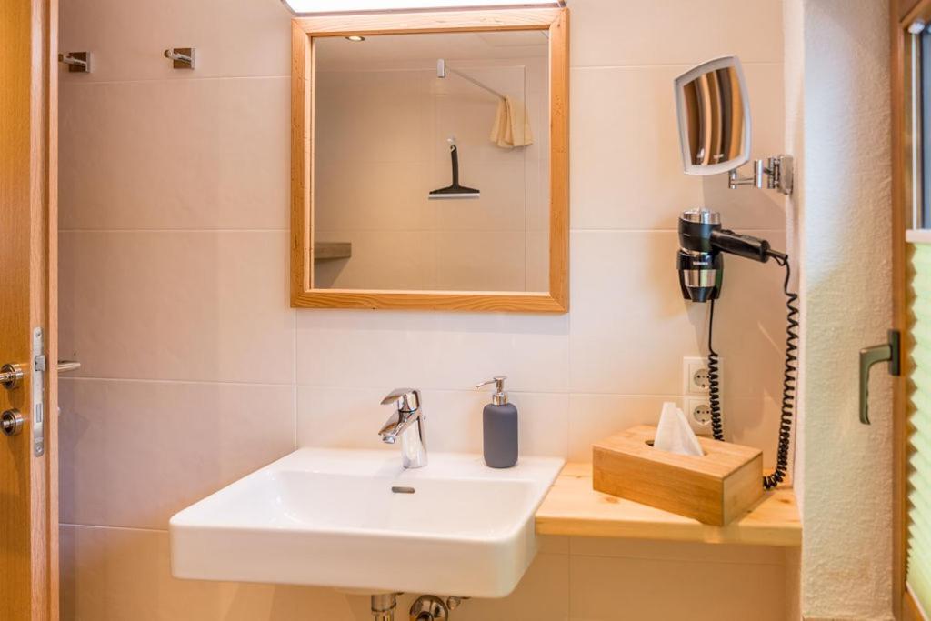 שלאדמינג Das Kleine Bio Hotel Tiefenbach מראה חיצוני תמונה